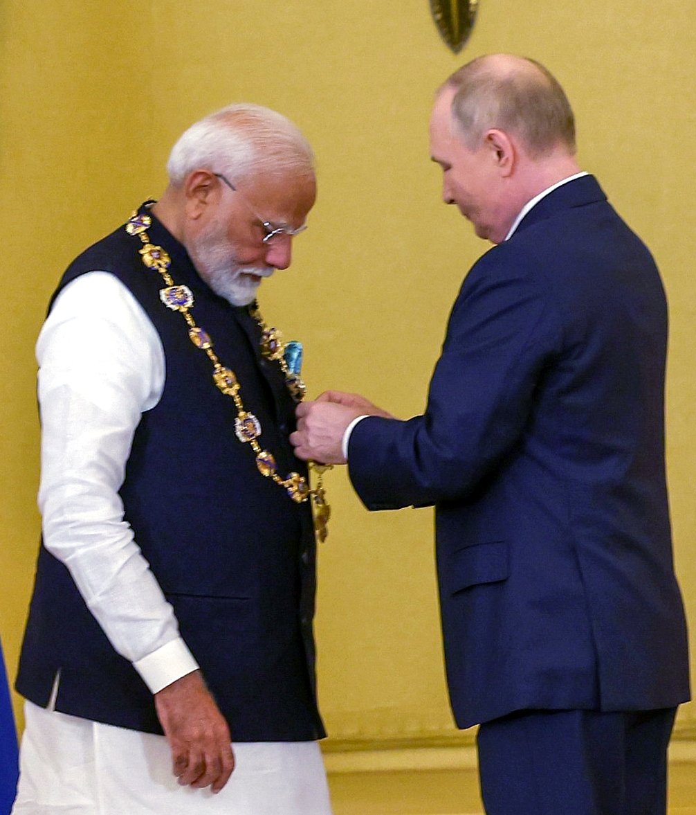 রাশিয়ার প্রেসিডেন্ট ভ্লাদিমির পুতিনের হাত থেকে দেশটির সর্বোচ্চ বেসামরিক সম্মাননা ‘অর্ডার অব সেন্ট অ্যান্ড্রু দ্য অ্যাপোস্টল দ্য ফার্স্ট-কল্ড’ গ্রহণ করছেন ভারতের প্রধানমন্ত্রী নরেন্দ্র মোদি। ৯ জুলাই ২০২৪, মস্কোর সেন্ট ক্যাথরিন হলে